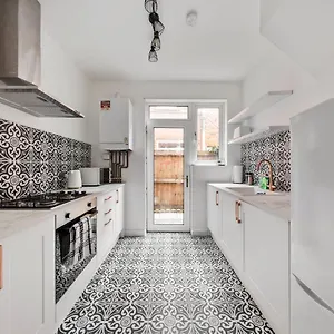 https://beautifully-modern-2-bed-apartment-w-garden.brighton-hotels-england.com