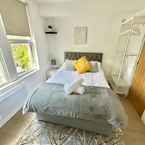 https://cosy-en-suite-room-in-stratford.cambridgehotelsuk.com